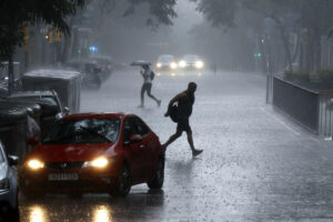 Imagen de una calle del centro de Barcelona durante una tormenta en julio pasado. EFE/Alberto Estévez
