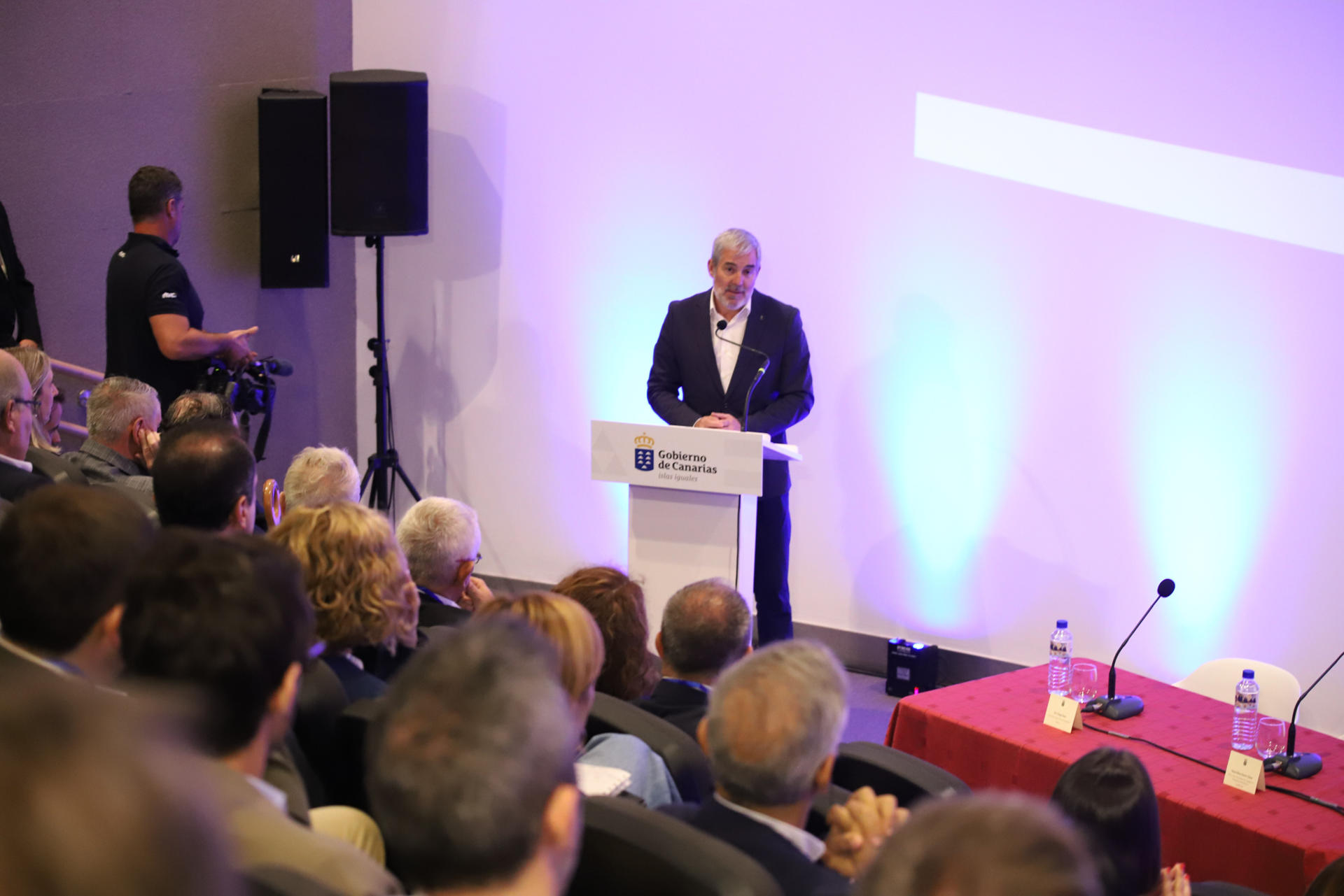 El presidente de Canarias, Fernando Clavijo, durante la Inauguración de las jornadas DiploInnova Canarias, que se celebran en el observatorio del Roque de Los Muchachos, en La Palma. Con estas jornadas Canarias busca reforzar su posición como sitio idóneo para acoger el Telescopio de Treinta Metros (TMT) a través de la diplomacia científica y exponiendo a la comunidad investigadora los elementos diferenciales de La Palma y el Roque de los Muchachos como posible sede, frente a otros lugares como Hawaii. EFE/ Luis G Morera