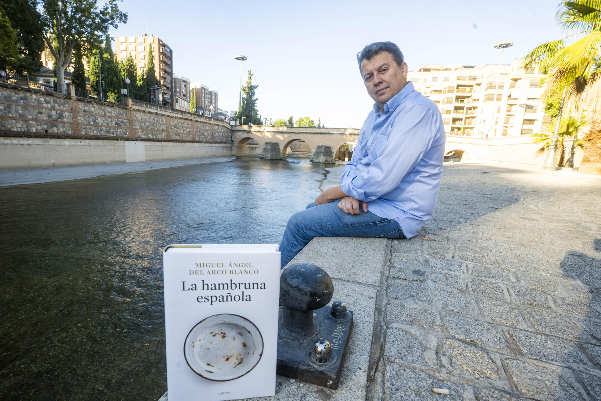 El profesor de Historia Contemporánea de la Universidad de Granada Miguel Ángel del Arco Blanco, posa en Granada junto a su libro "La hambruna Española" (Crítica), un estudio revela la eficacia que tuvo el hambre como arma de control en la posguerra. EFE/Miguel Ángel Molina