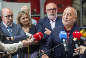 El secretario de Estado de Ciencia, Innovación y Universidades, Juan Cruz Cigudosa, atiende a los medios durante su visita este viernes al Centro de Desarrollo de Energías Renovables (CEDER-CIEMAT), en la localidad soriana de Lubia. EFE/Wifredo García