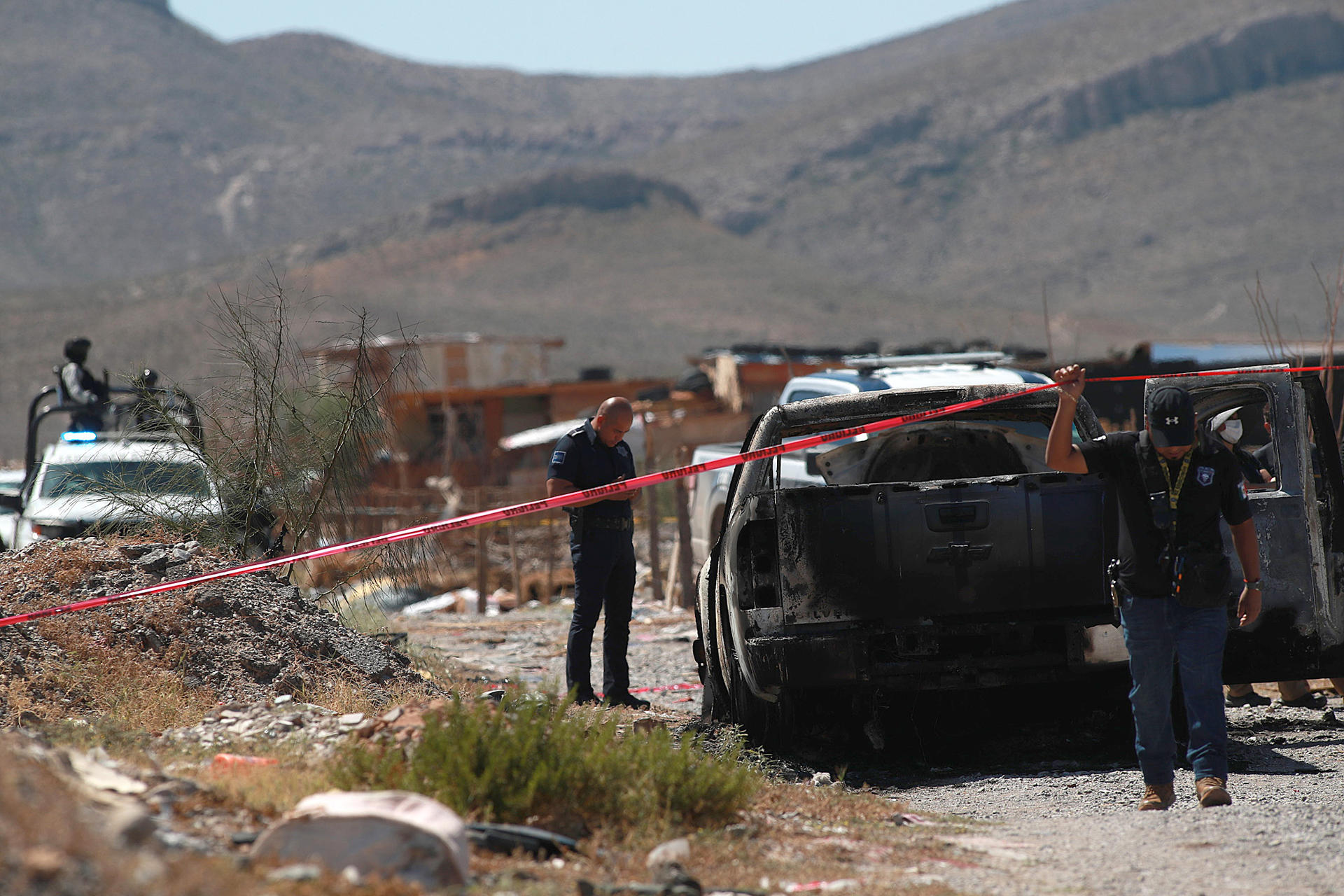 Peritos forenses trabajan este lunes, en la zona donde fueron asesinadas dos personas en Ciudad Juárez en el estado de Chihuahua (México). EFE/Luis Torres

