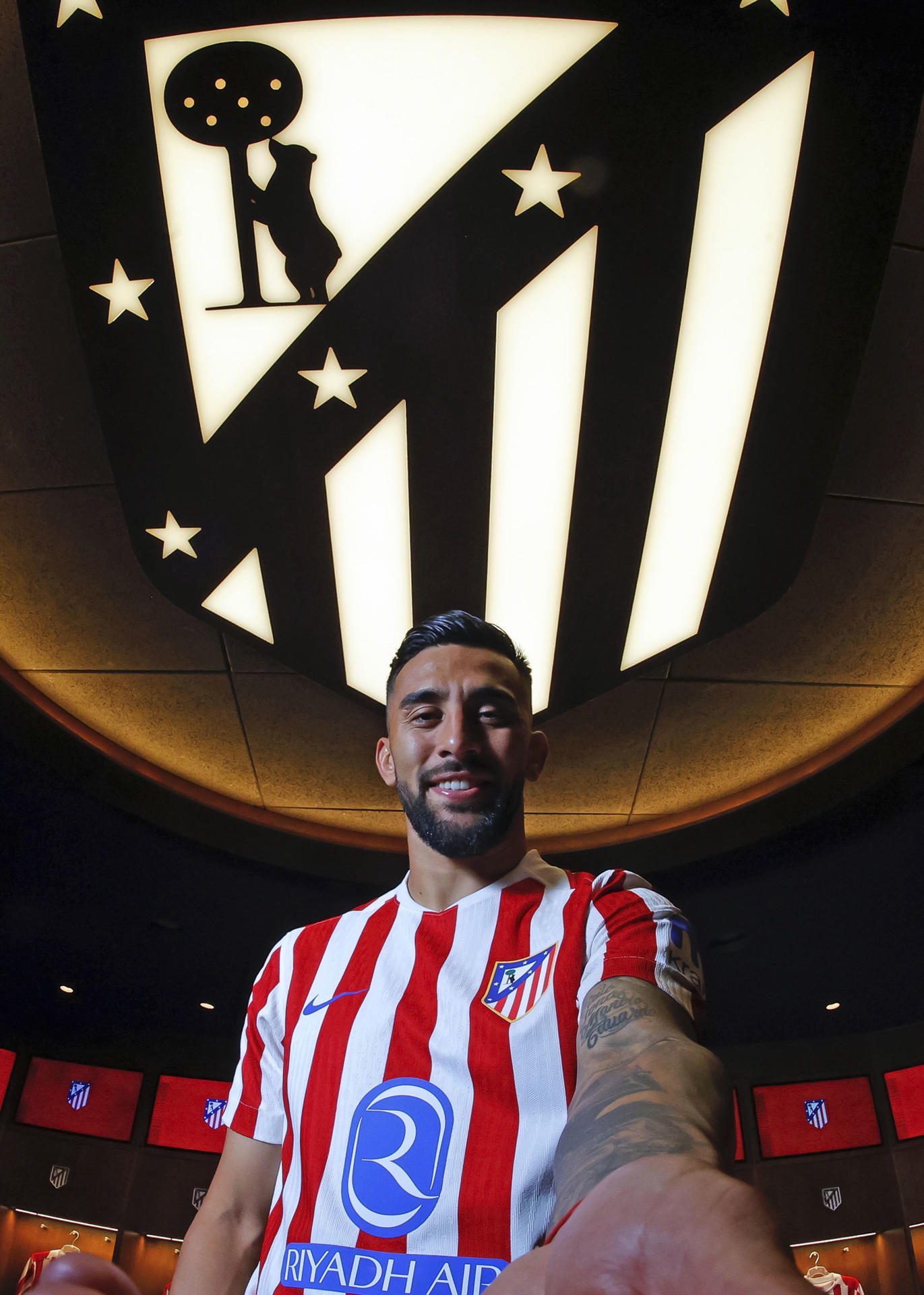Nico González posa con la camiseta del Atlético de Madrid. EFE / Atlético de Madrid.