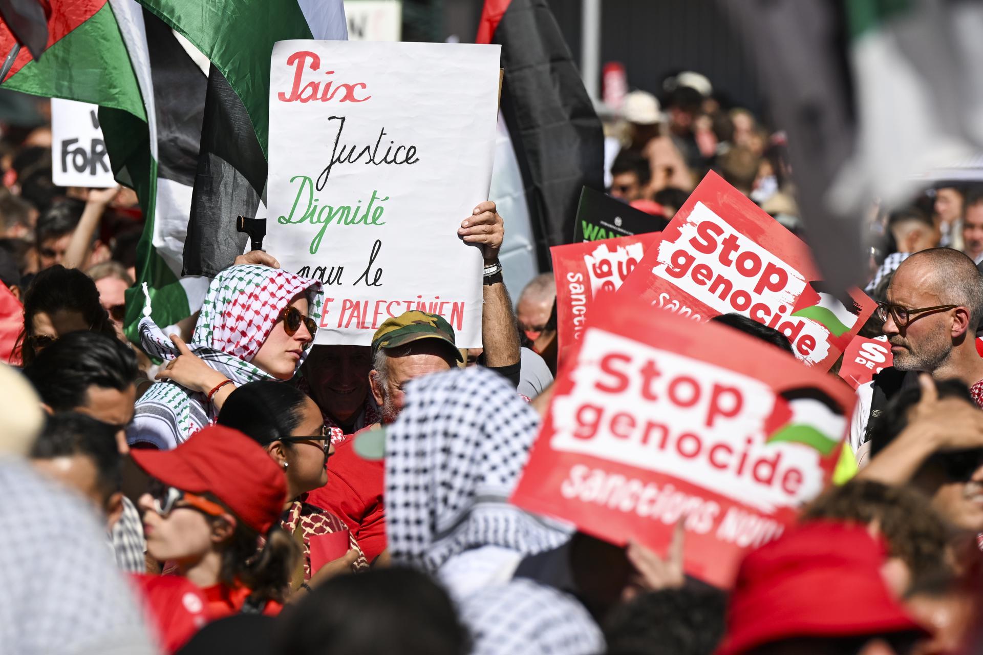 Manifestación de decenas de miles de personas y más de 200 organizaciones civiles en Bruselas para exigir el fin de cualquier relación con Israel por los crímenes perpetrados en Gaza. EFE/EPA/FREDERIC SIERAKOWSKI