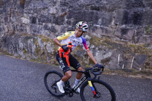 El ciclista colombiano Egan Bernal, del INEOS Grenadiers, durante la etapa 16 de la Vuelta Ciclista a España disputada este martes. EFE/ Javier Lizón
