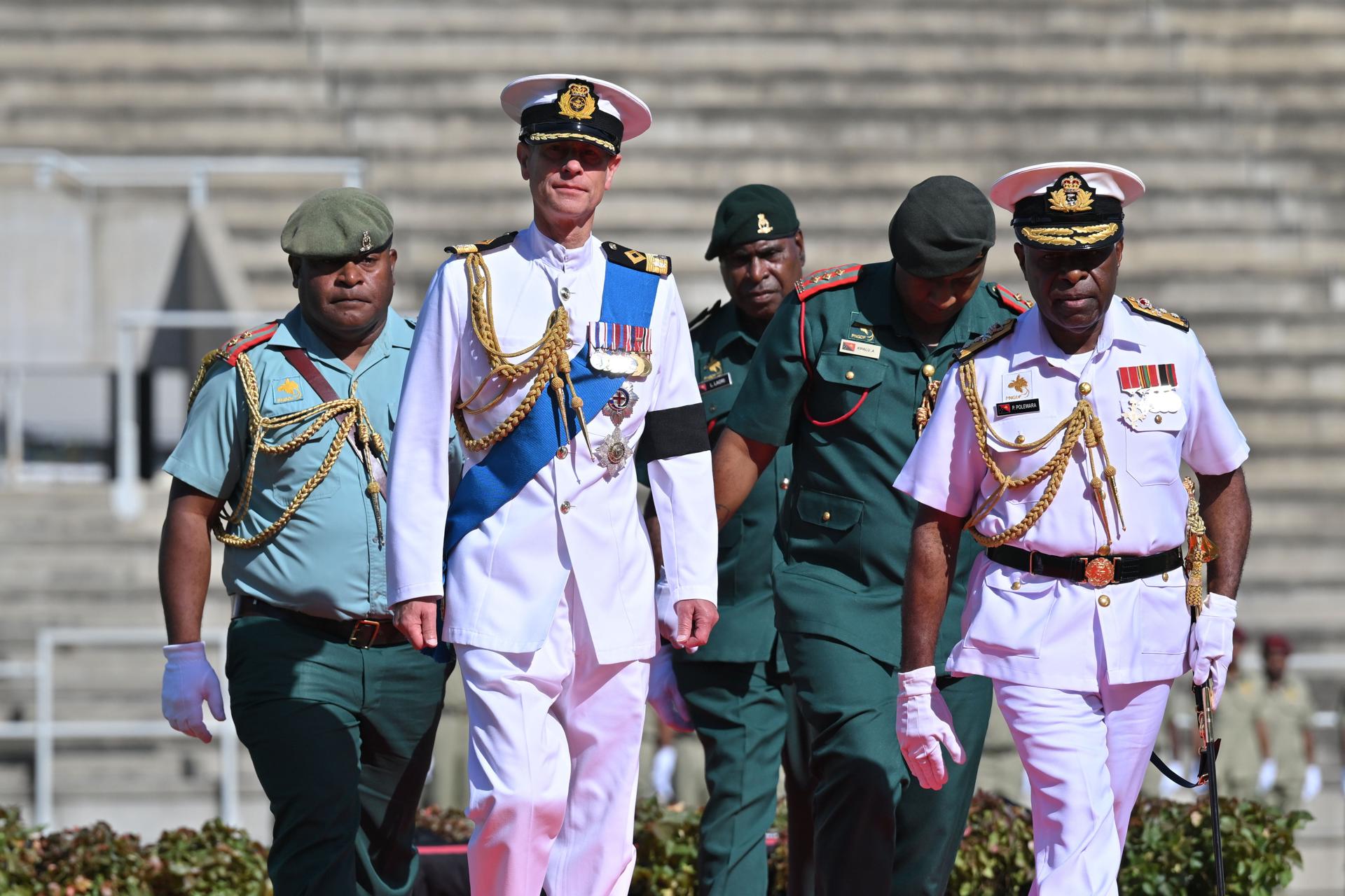 PORT MORESBY (Papua New Guinea), 16/09/2025.- Britain’s Prince Edward (2-L) attends a flag lowering ceremony held to commemorate the 50th anniversary of the nation's independence, in Port Moresby, Papua New Guinea, 16 September 2025. (República Guinea, Papúa-Nueva Guinea, Papúa Nueva Guinea) EFE/EPA/MICK TSIKAS AUSTRALIA AND NEW ZEALAND OUT
