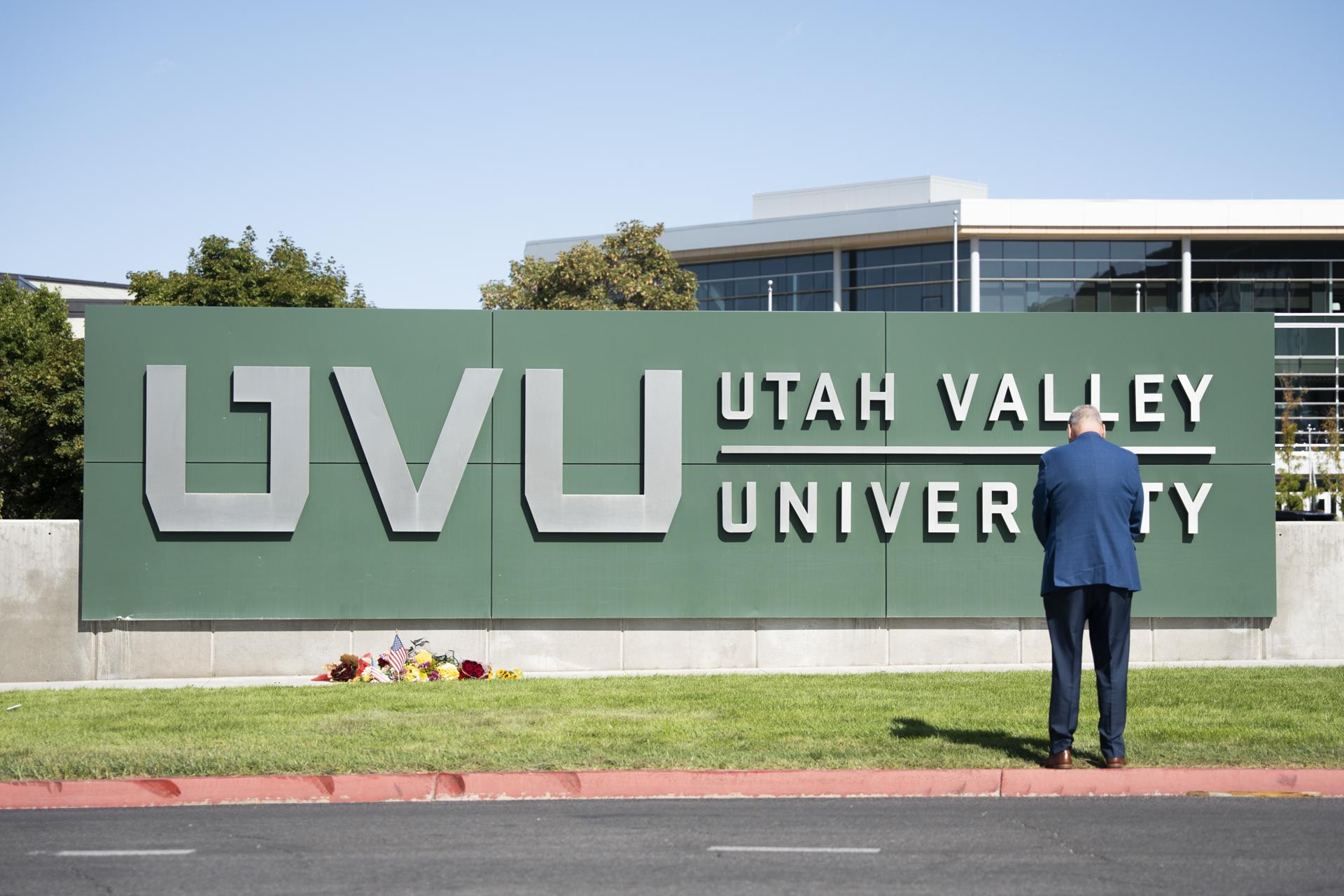 Un hombre reza, el día después de que Charlie Kirk fuera asesinado en la Universidad Utah Valley en Orem, Utah, EE. UU., el 11 de septiembre de 2025. EFE/MARIELLE SCOTT
