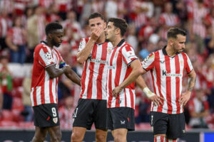Los jugadores del Athletic Bilbao Iñaki Williams, Gorka Guruzeta, Nico Serrano y Berenguer (i-d), al final del primer partido de la fase de la Liga de Campeones entre el Athletic Club de Bilbao y el Arsenal, en el estadio de San Mamés en Bilbao. EFE/Javier Zorrilla
