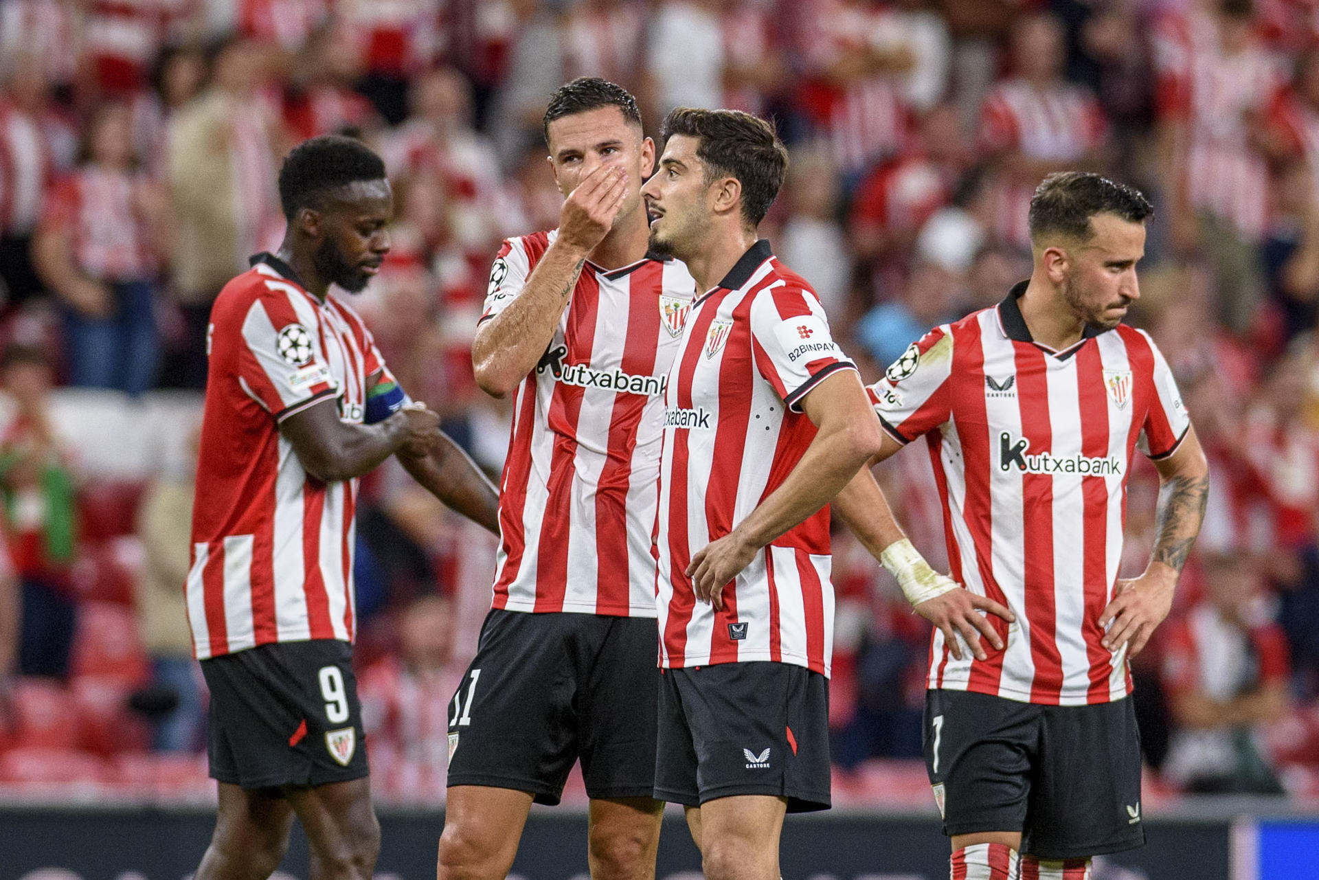 Los jugadores del Athletic Bilbao Iñaki Williams, Gorka Guruzeta, Nico Serrano y Berenguer (i-d), al final del primer partido de la fase de la Liga de Campeones entre el Athletic Club de Bilbao y el Arsenal, en el estadio de San Mamés en Bilbao. EFE/Javier Zorrilla