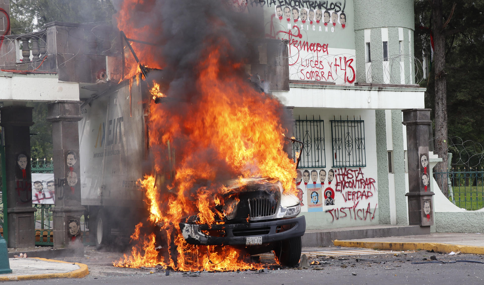 Fotografía de un camión vandalizado en las instalaciones del Campo Militar 1 durante una protesta este jueves, en la Ciudad de México (México). EFE/Mario Guzmán
