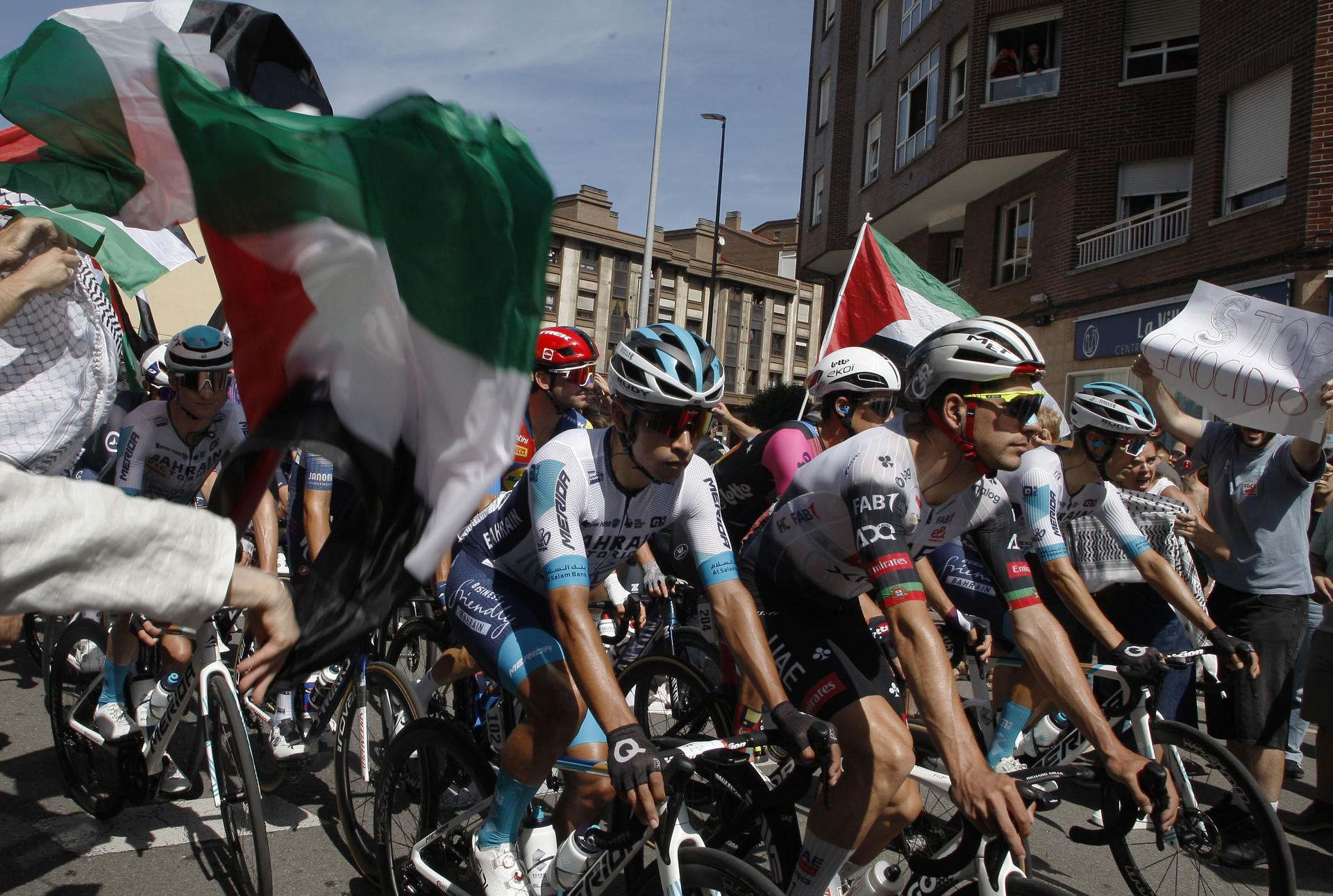 Manifestantes muestran su apoyo a Palestina y su rechazo a la participación del equipo Israel Tech durante la decimocuarta etapa de la Vuelta ciclista a España que se disputa este sobre 135,9 kilómetros en Asturias con comienzo en Avilés y final en las duras rampas del Alto de la Ferrapona, en los lagos de Somiedo. EFE/ Juan González
