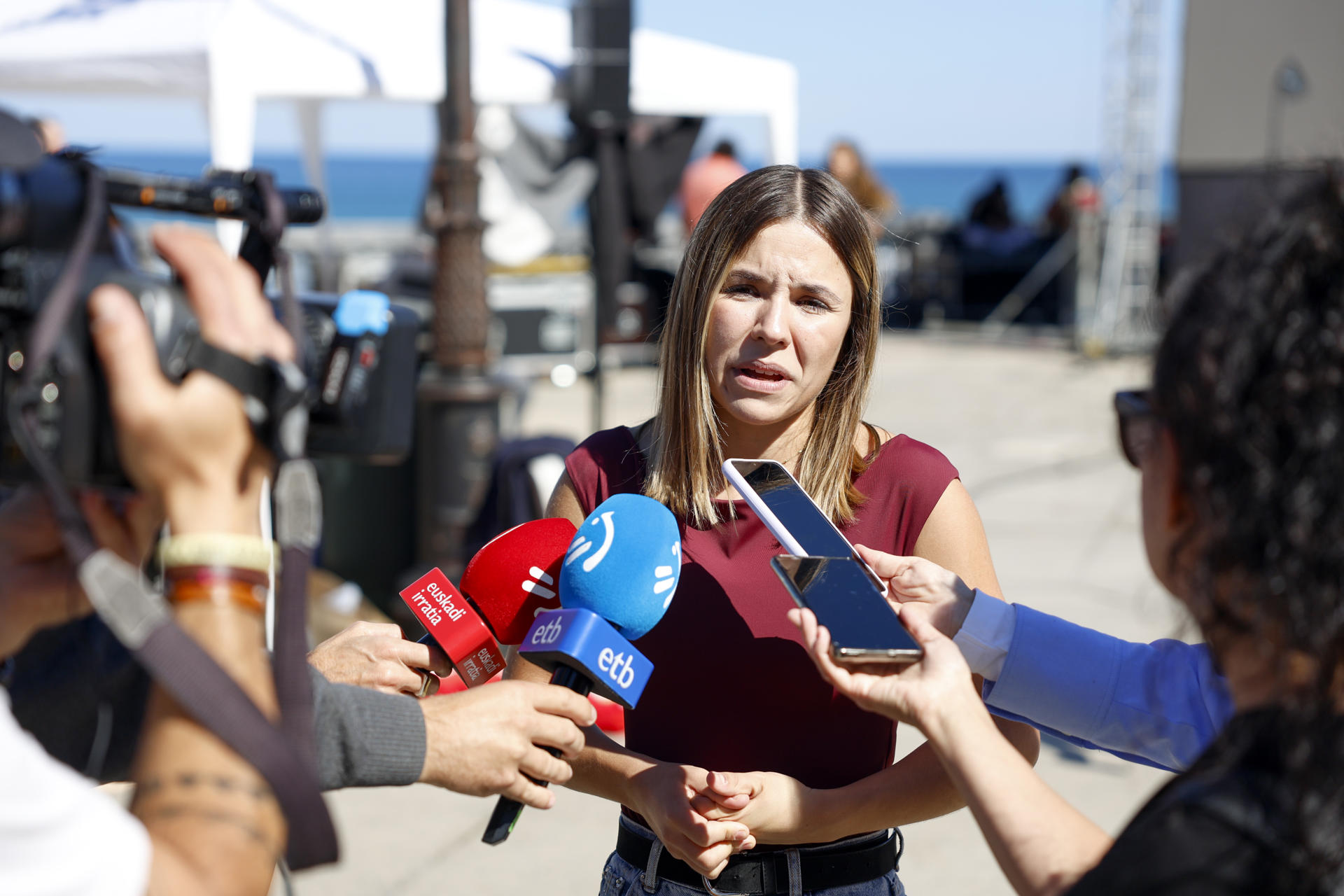 La portavoz de EHKS, Garazi Navarro, realiza unas declaraciones a los medios durante un acto celebrado este sábado en Zarautz (Guipuzkoa), en memoria de Juan Paredes 'Txiki' y Ángel Otaegi, miembros de ETA fusilados en la dictadura franquista hace 50 años. EFE/Juan Herrero.