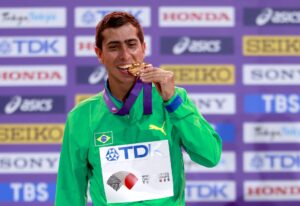 El brasileño Caio Bonfim, con la medalla de oro lograda en los 20km marcha de los Mundiales de Tokio 2025. EFE/EPA/MAST IRHAM