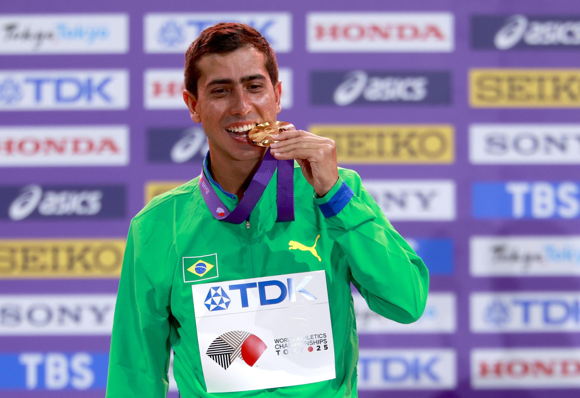 El brasileño Caio Bonfim, con la medalla de oro lograda en los 20km marcha de los Mundiales de Tokio 2025. EFE/EPA/MAST IRHAM