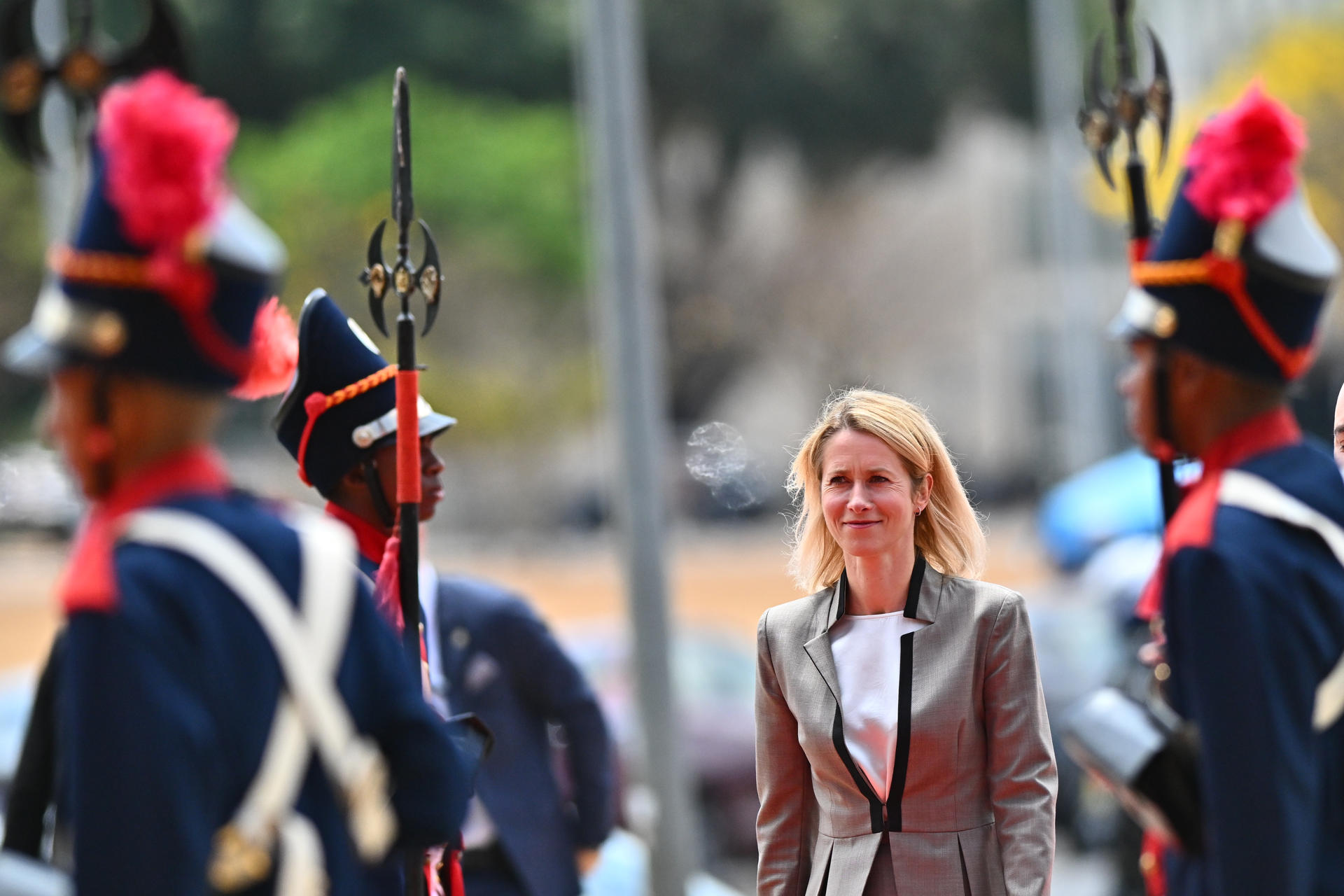 La alta representante de la Unión Europea para Asuntos Exteriores y Seguridad, Kaja Kallas, camina a su llegada para un encuentro con el ministro de Relaciones Exteriores de Brasil, Mauro Vieira, este 19 de septiembre de 2025 en el Palácio del Itamaraty en Brasilia (Brasil). EFE/ Andre Borges
