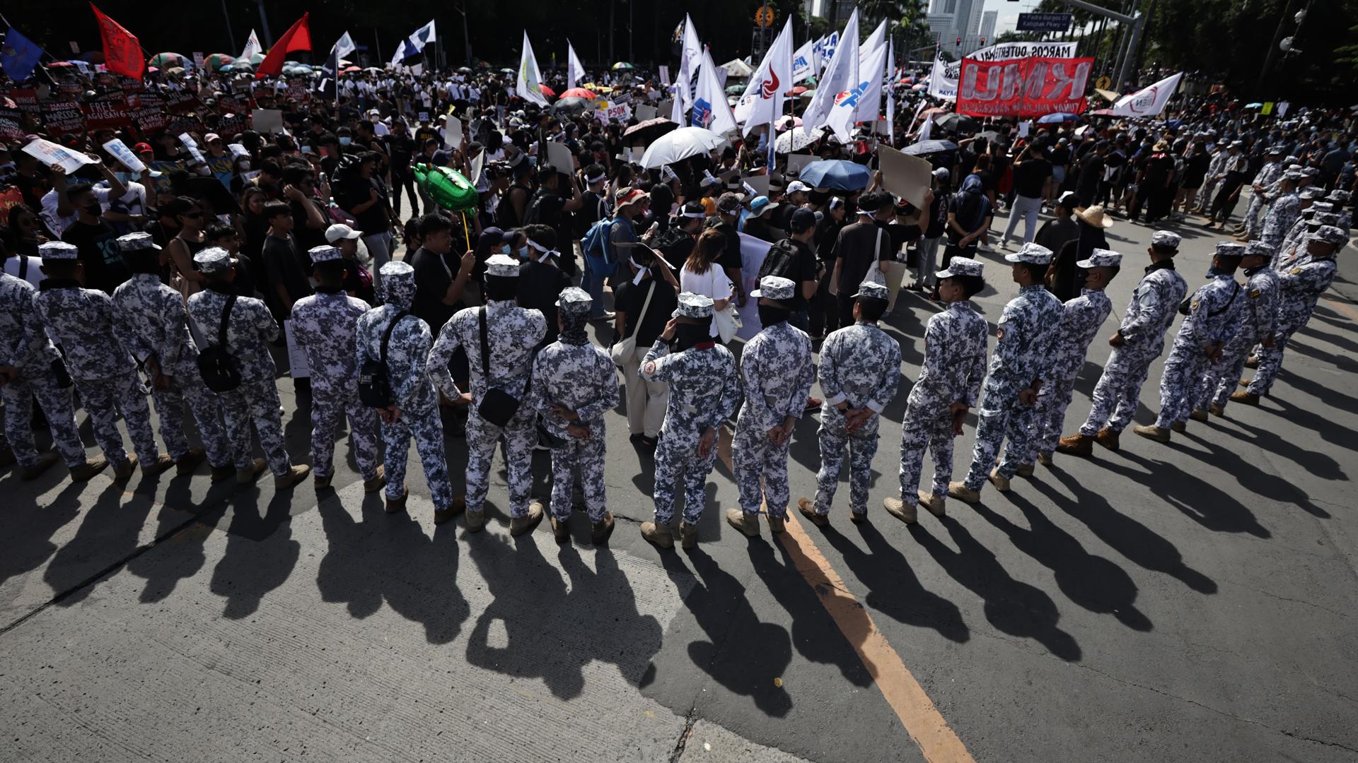 Fuerte despliegue policial en Manila para evitar disturbios durante las manifestaciones previstas.
EFE/EPA/FRANCIS R. MALASIG
