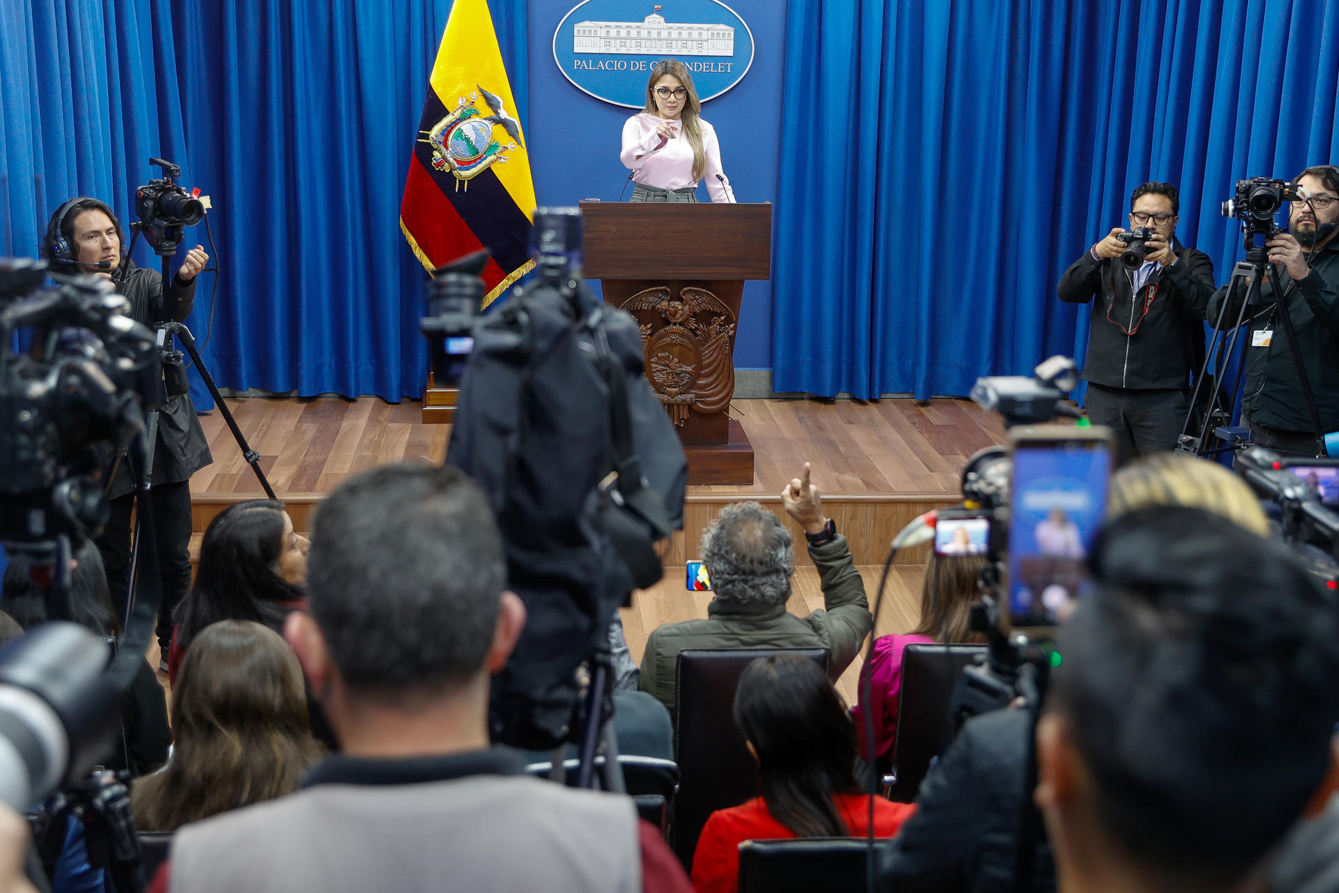 La portavoz del Gobierno de Ecuador, Carolina Jaramillo (c al fondo), al intervenir este lunes, 1 de septiembre, durante una rueda de prensa, en el Palacio de Carondelet, en Quito (Ecuador). EFE/José Jácome
