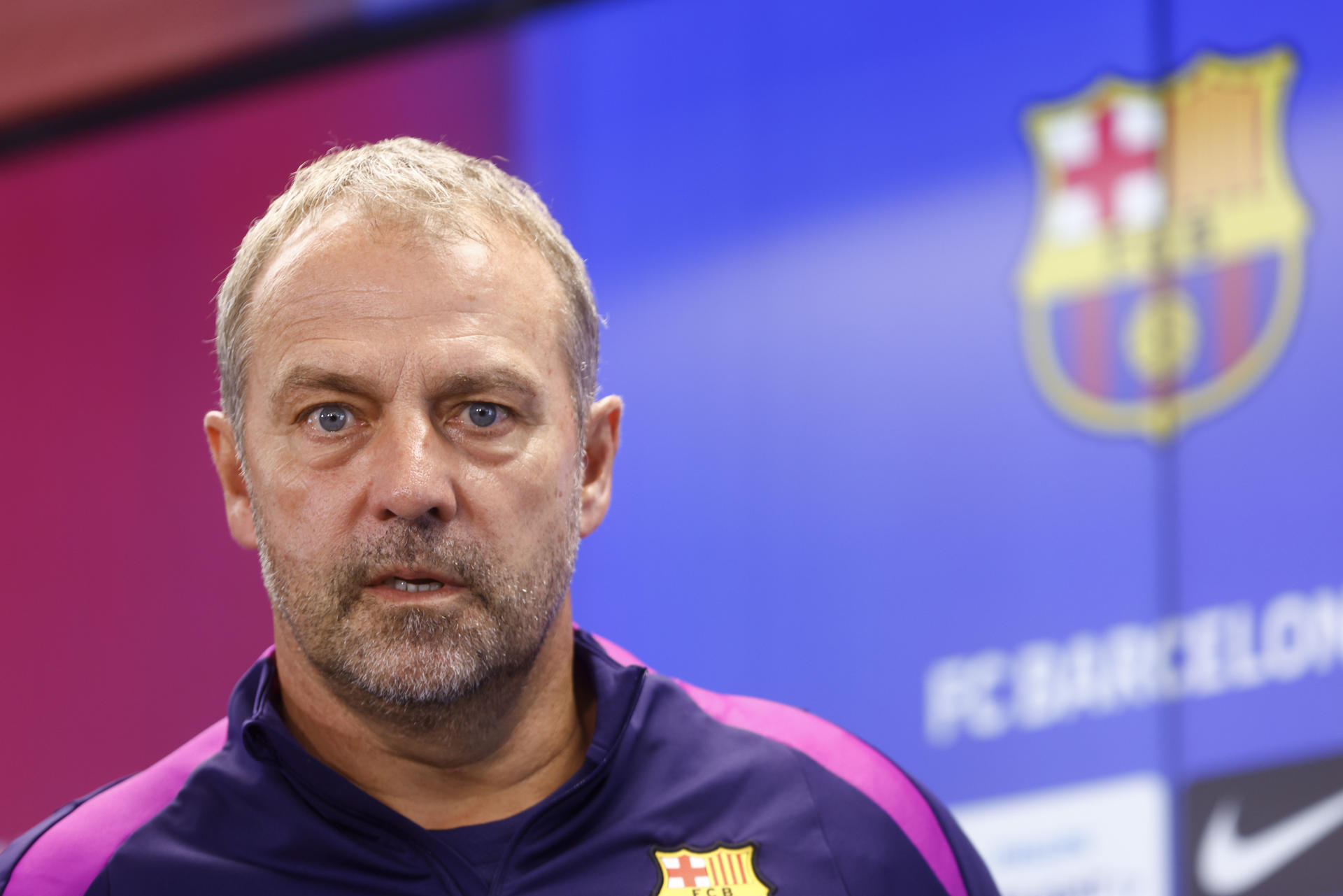 El entrenador del FC Barcelona Hansi Flick, atiende a los medios de comunicación tras el entrenamiento del primer equipo en las instalaciones de Sant Joan Despí previo al partido de la séptima jornada de LaLiga EA Sports contra la Real Sociedad. EFE/Quique García