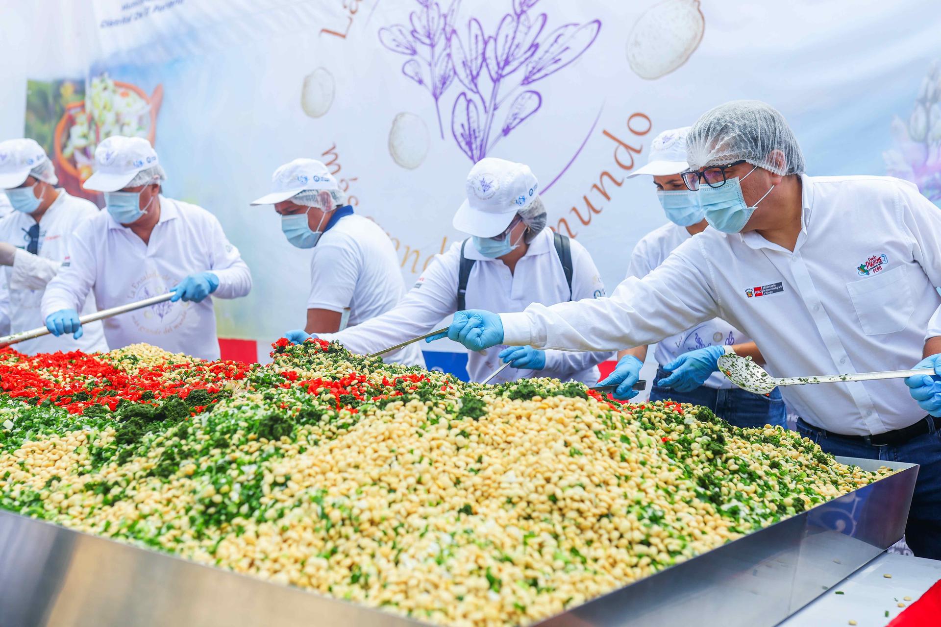 Fotografía cedida por el Ministerio de Desarrollo Agrario y Riego que muestra personas preparando una ensalada de tarwi este lunes, en Lima (Péru). EFE/ Ministerio de Desarrollo Agrario y Riego