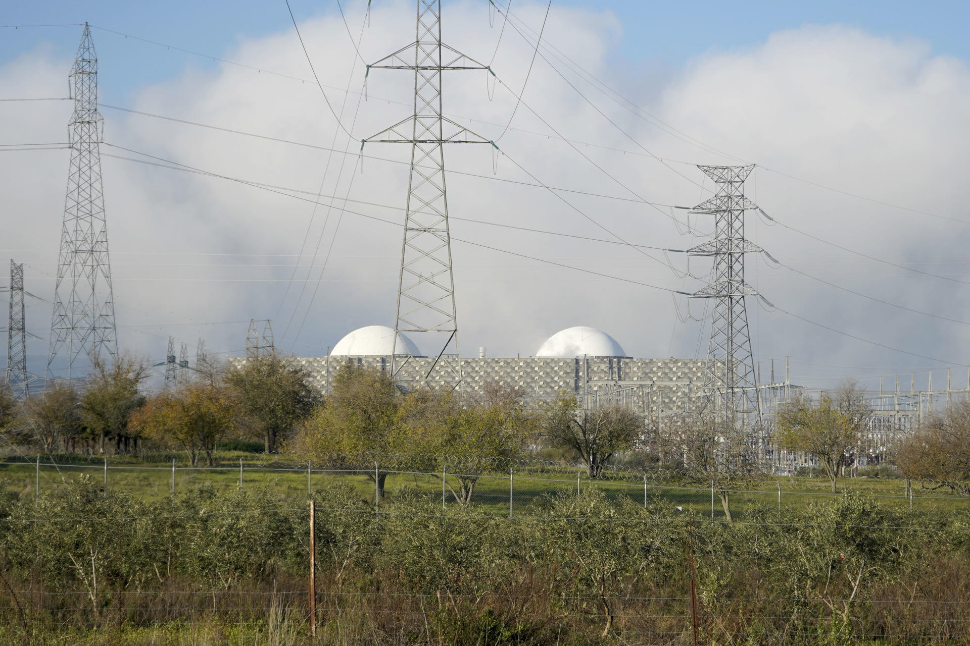 Vista de la central nuclear de Almaraz. 'Estamos en tiempo de descuento, es ahora o nunca', ha advertido Fernando Sánchez, presidente de la plataforma 'Sí a Almaraz, Sí al futuro' y alcalde de las localidades cacereñas de Belvís de Monroy y Casas de Belvís, al referirse al futuro de la central nuclear de Almaraz. El próximo 4 de octubre, la entidad que lidera celebrará en el Multiusos de Navalmoral de la Mata (Cáceres) la presentación de la 'Alianza por Almaraz', un gran acto con el que se pretende elevar la voz a favor de la continuidad de la planta cacereña y de la supervivencia de la comarca. EFE/ Eduardo Palomo