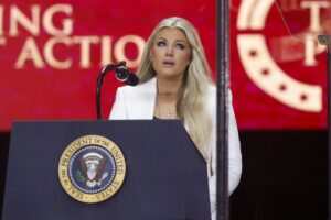 Erika Kirk, esposa de Charlie Kirk, habla durante el servicio conmemorativo público del activista político Charlie Kirk en el State Farm Stadium en Glendale, Arizona. EFE/EPA/CAROLINE BREHMAN