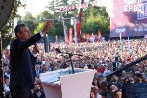 Ozgur Ozel, líder del partido socialdemócrata CHP y de la oposición en Turquía, durante un masivo mitin este domingo dolu de Ankara contra la oleada de procesos judiciales abiertos a la formación. FE/EPA/NECATI SAVAS