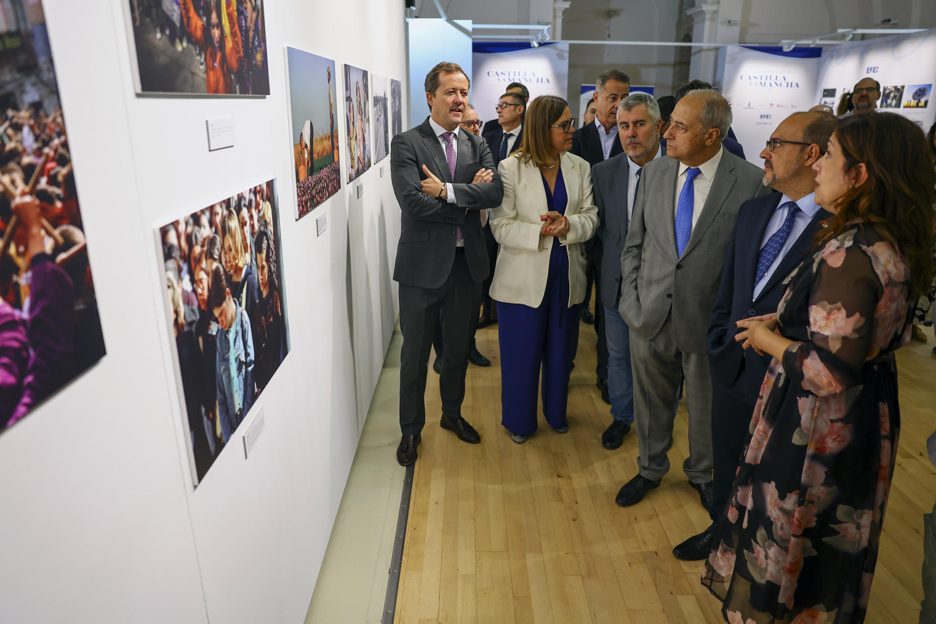 El presidente de la Agencia EFE, Miguel Ángel Oliver (4d); el presidente de las Cortes de Castilla-La Mancha, Pablo Bellido (2d), la consejera portavoz del Gobierno de Castilla-La Mancha, Esther Padilla (2i), y el alcalde de Toledo, Carlos Velázquez (i), entre otros, asisten a la inauguración de la exposición 'Momentos icónicos de nuestra historia reciente', que puede visitarse en el Centro Cultural San Marcos de Toledo desde este lunes hasta el 12 de octubre. La muestra conmemora los 40 años de la apertura de la Agencia EFE de Castilla-La Mancha y refleja los elementos más distintivos de Castilla-La Mancha, sus costumbres y tradiciones, su historia, su patrimonio cultural y natural, acontecimientos y sucesos que han quedado en la memoria colectiva de la región, su presente y su proyección de futuro. EFE/ Ismael Herrero