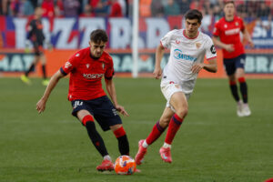 El centrocampista del Osasuna Aimar Oroz (i) en el estadio de El Sadar, en Pamplona en foto de archivo de Villar López. EFE