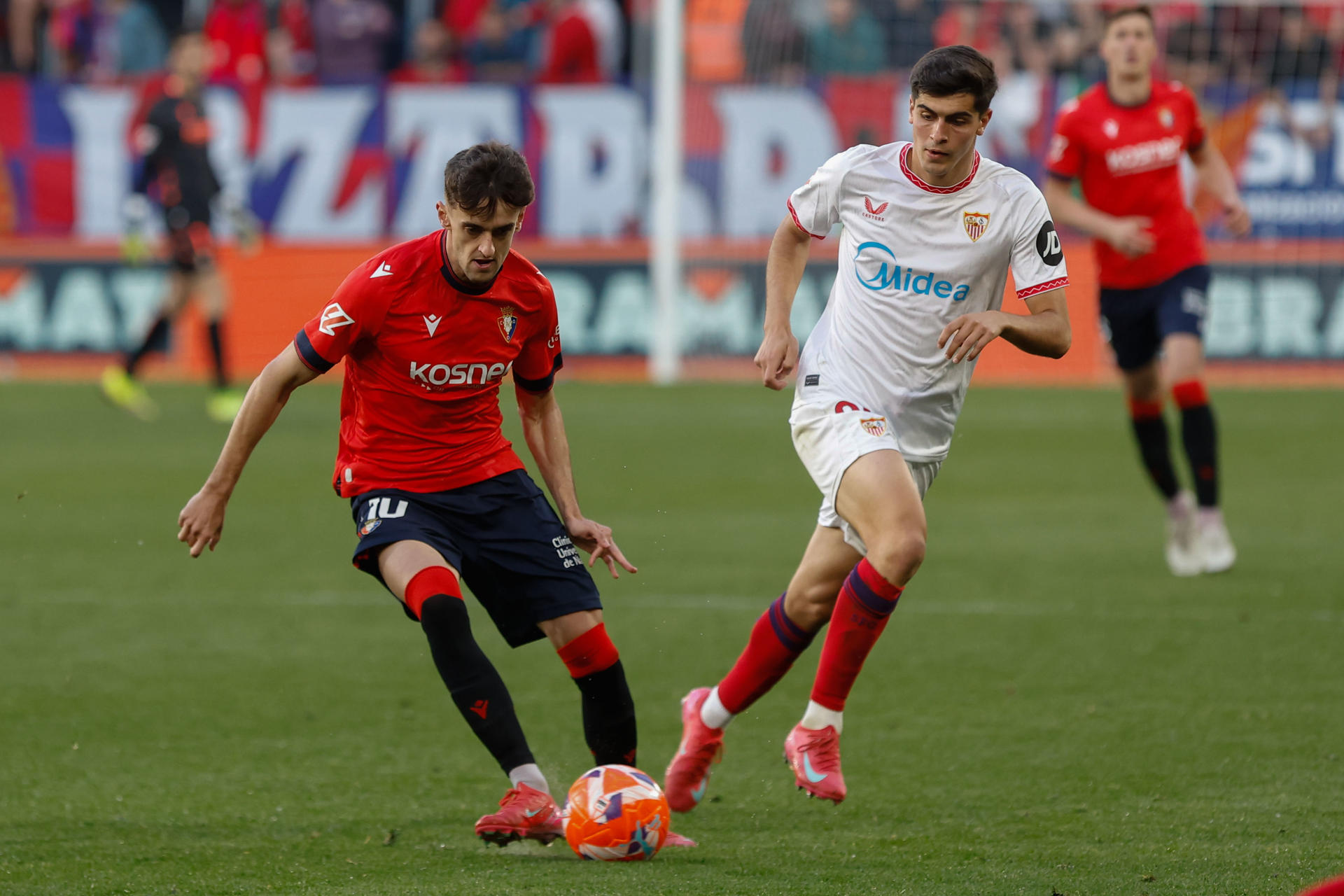 El centrocampista del Osasuna Aimar Oroz (i) en el estadio de El Sadar, en Pamplona en foto de archivo de Villar López. EFE