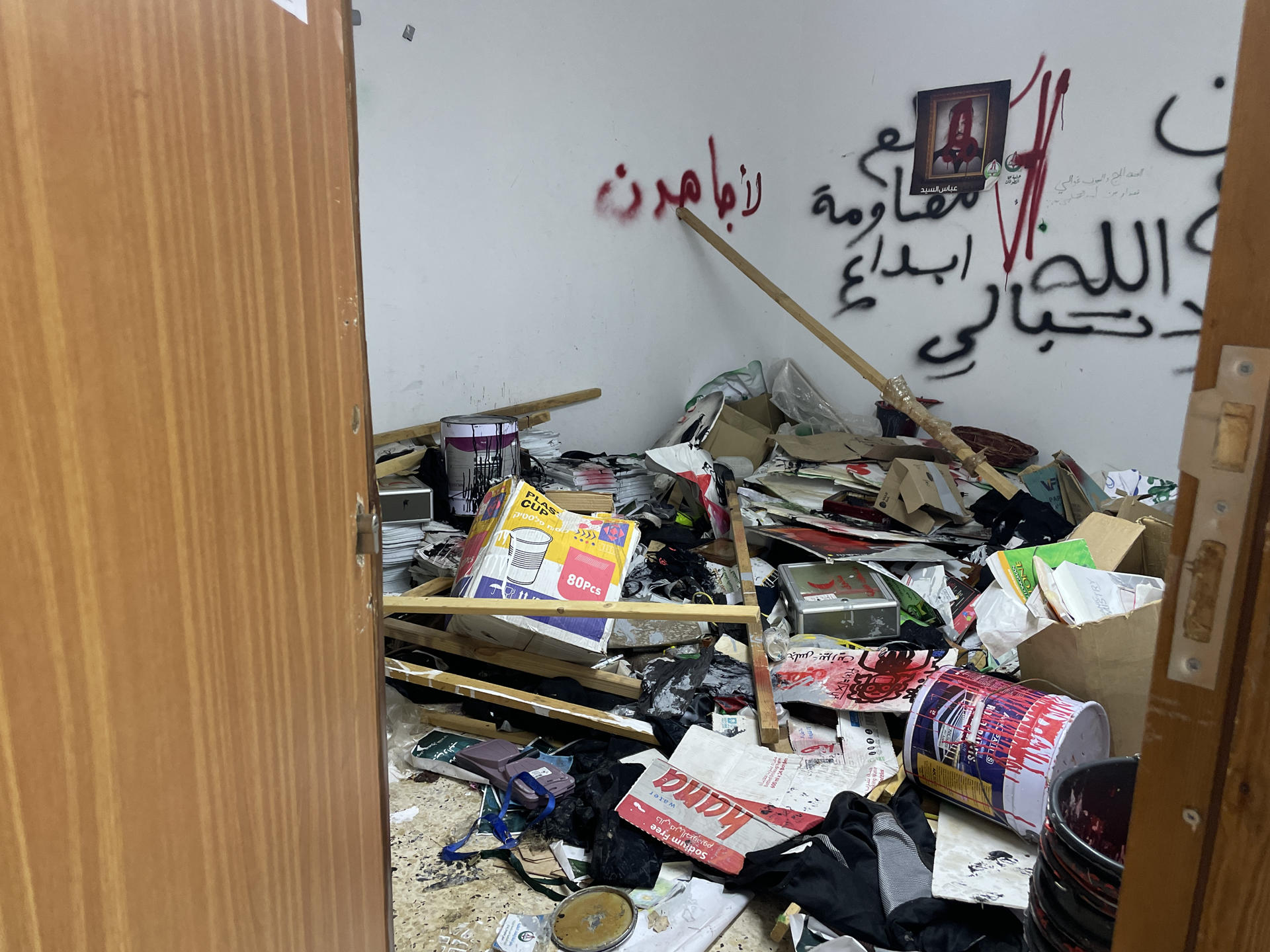 Once vehículos del Ejército israelí irrumpieron la madrugada de este lunes en el campus universitario de Birzeit en Ramala (centro de la Cisjordania ocupada) dejando al menos a cinco trabajadores del personal de seguridad heridos y numerosos daños en algunas de las facultades, confirmó a EFE la universidad. EFE/Universidad de Birzeit -SOLO USO EDITORIAL/SOLO DISPONIBLE PARA ILUSTRAR LA NOTICIA QUE ACOMPAÑA (CRÉDITO OBLIGATORIO)-