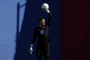 Foto de archivo del portero del Barcelona Joan García durante un entrenamiento. EFE/Alberto Estévez