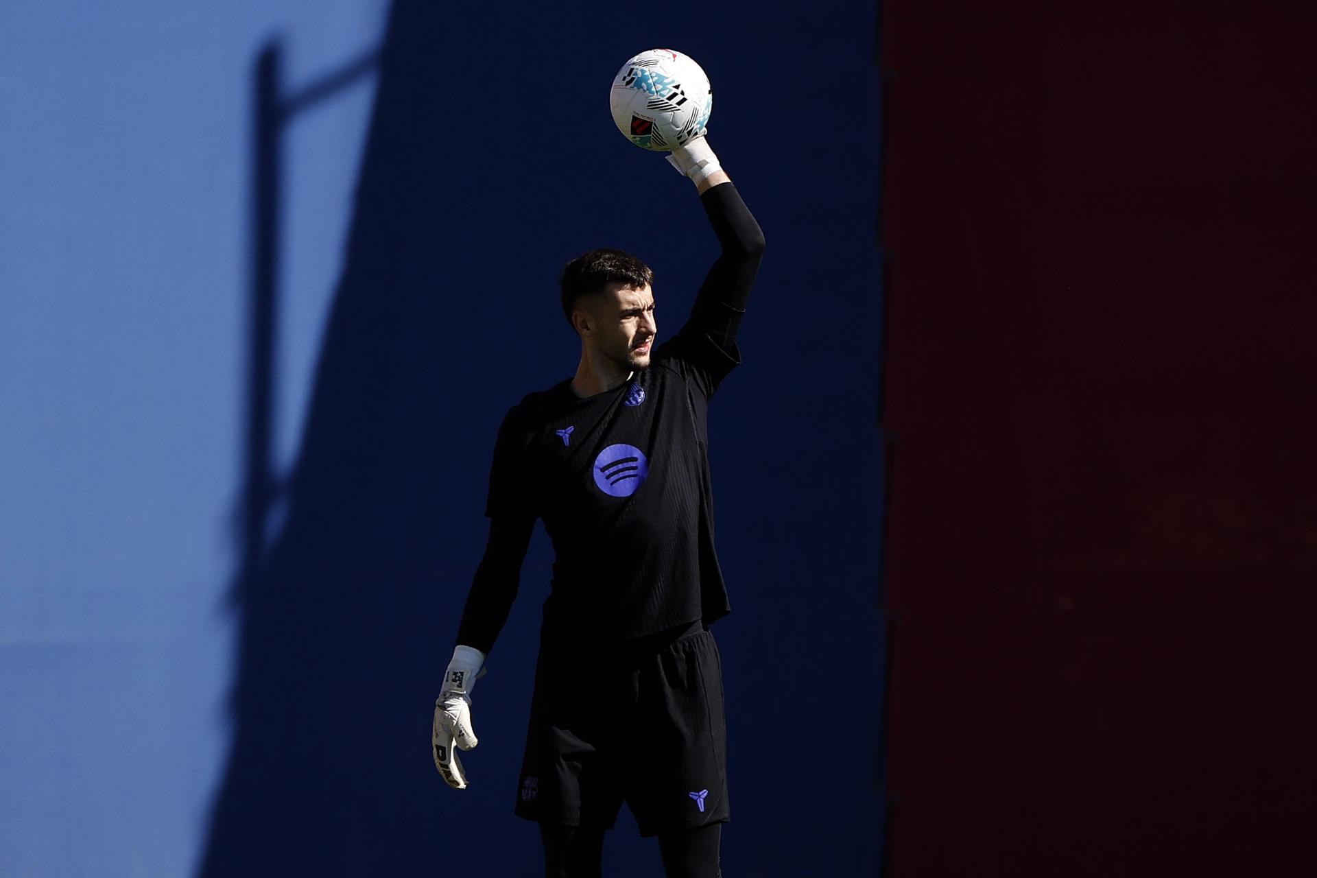 Foto de archivo del portero del Barcelona Joan García durante un entrenamiento. EFE/Alberto Estévez