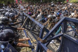 Manifestantes nepalíes se enfrentan a la policía frente al Parlamento este lunes, en Katmandú. EFE/ Narendra Shrestha