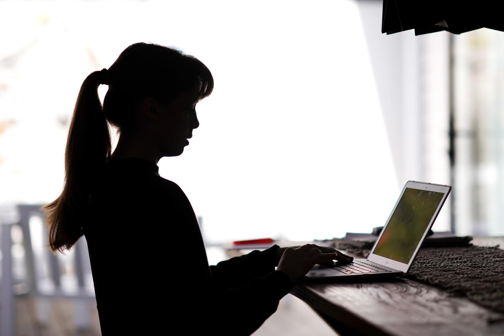 Fotografía de archivo, tomada el 14/04/2020, que muestra a una estudiante de secundaria frente a un computador portátil en Melbourne. EFE/EPA/MICHAEL DODGE AUSTRALIA AND NEW ZEALAND OUT[AUSTRALIA AND NEW ZEALAND OUT]