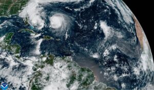 Fotografía satelital cedida este lunes por la Oficina Nacional de Administración Oceánica y Atmosférica de Estados Unidos (NOAA), a través del Centro Nacional de Huracanes (NHC), donde se muestra la localización de la tormenta tropical Imelda (ci) y el huracán Humberto (cd) en el Atlántico. EFE/NOAA-NHC