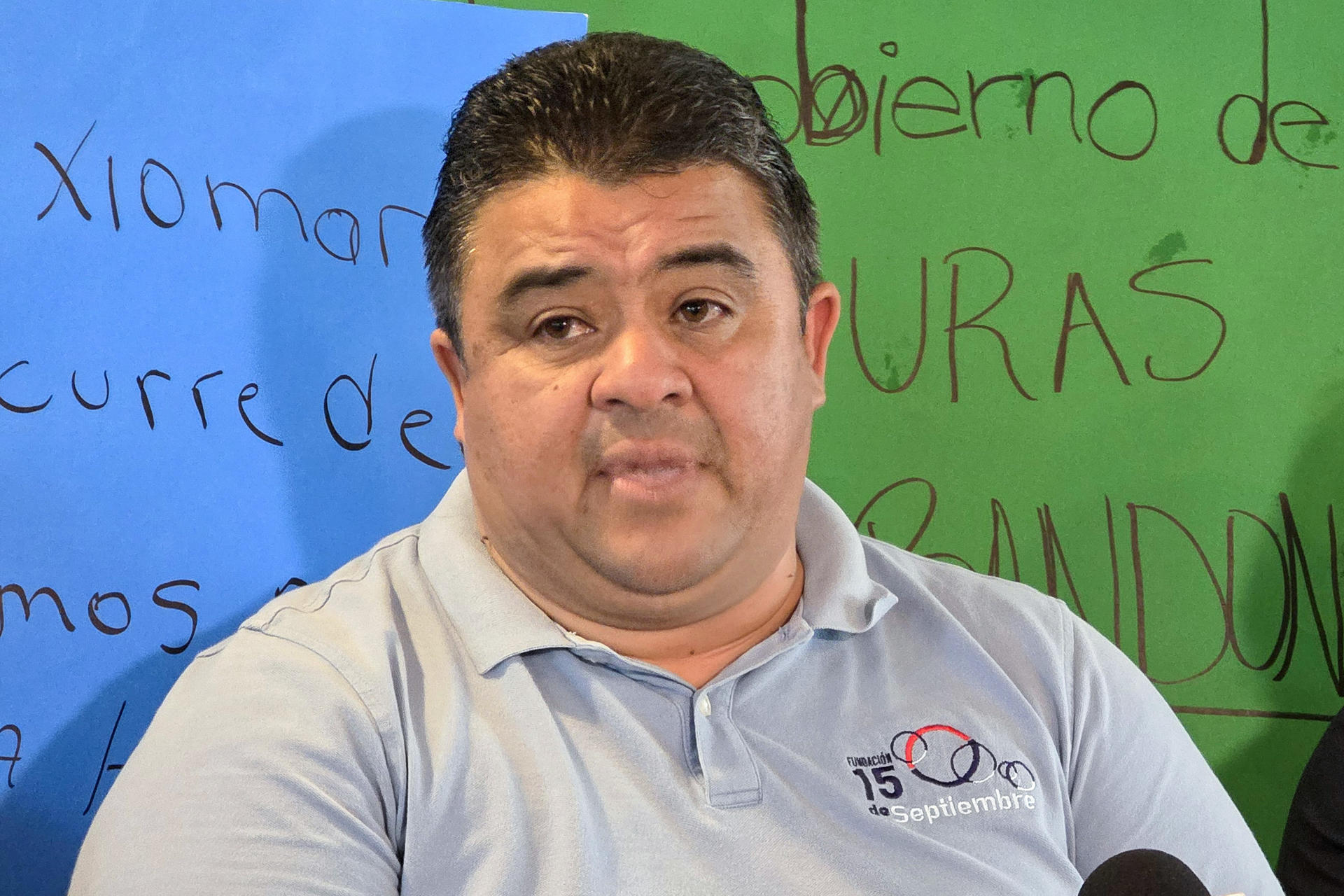 El presidente de la Fundación 15 de Septiembre, Juan Flores (i), habla durante una rueda de prensa este lunes, en el barrio de la Pequeña Habana en Miami (Estados Unidos). EFE/ Alberto Boal