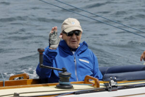 El rey emérito Juan Carlos I a bordo del ‘Bribon’ en una imagen de junio último. EFE/ Lavandeira