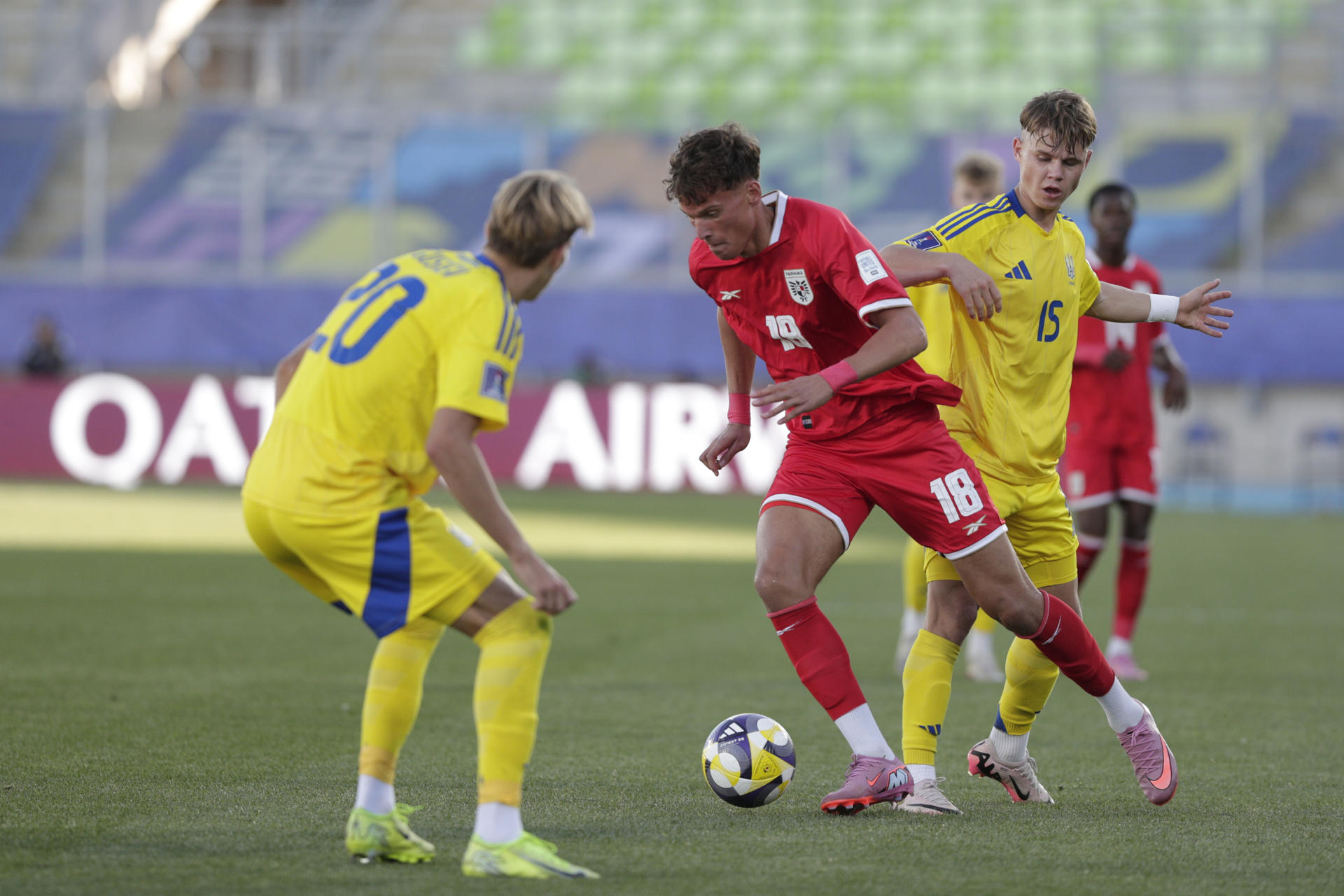 Oleksiy Gusev (i) de Ucrania va a disputar el balón con Karlo Kuranyi (c) de Panamá este martes en un partido de la Copa Mundial Sub-20 en el estadio Elías Figueroa, en Valparaíso (Chile). EFE/ Adriana Thomasa
