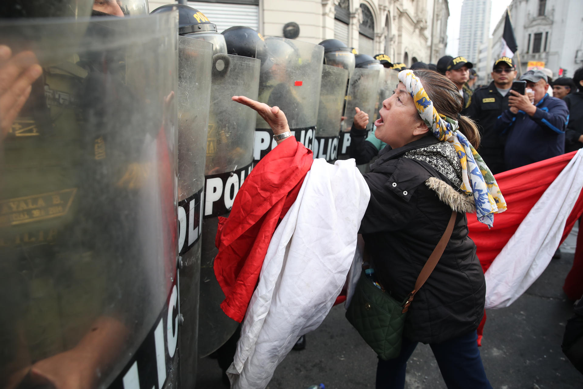 Una persona habla con integrantes de la Policía Nacional del Perú durante una manifestación este sábado, en la Plaza San Martín, en Lima (Perú). EFE/ Paolo Aguilar