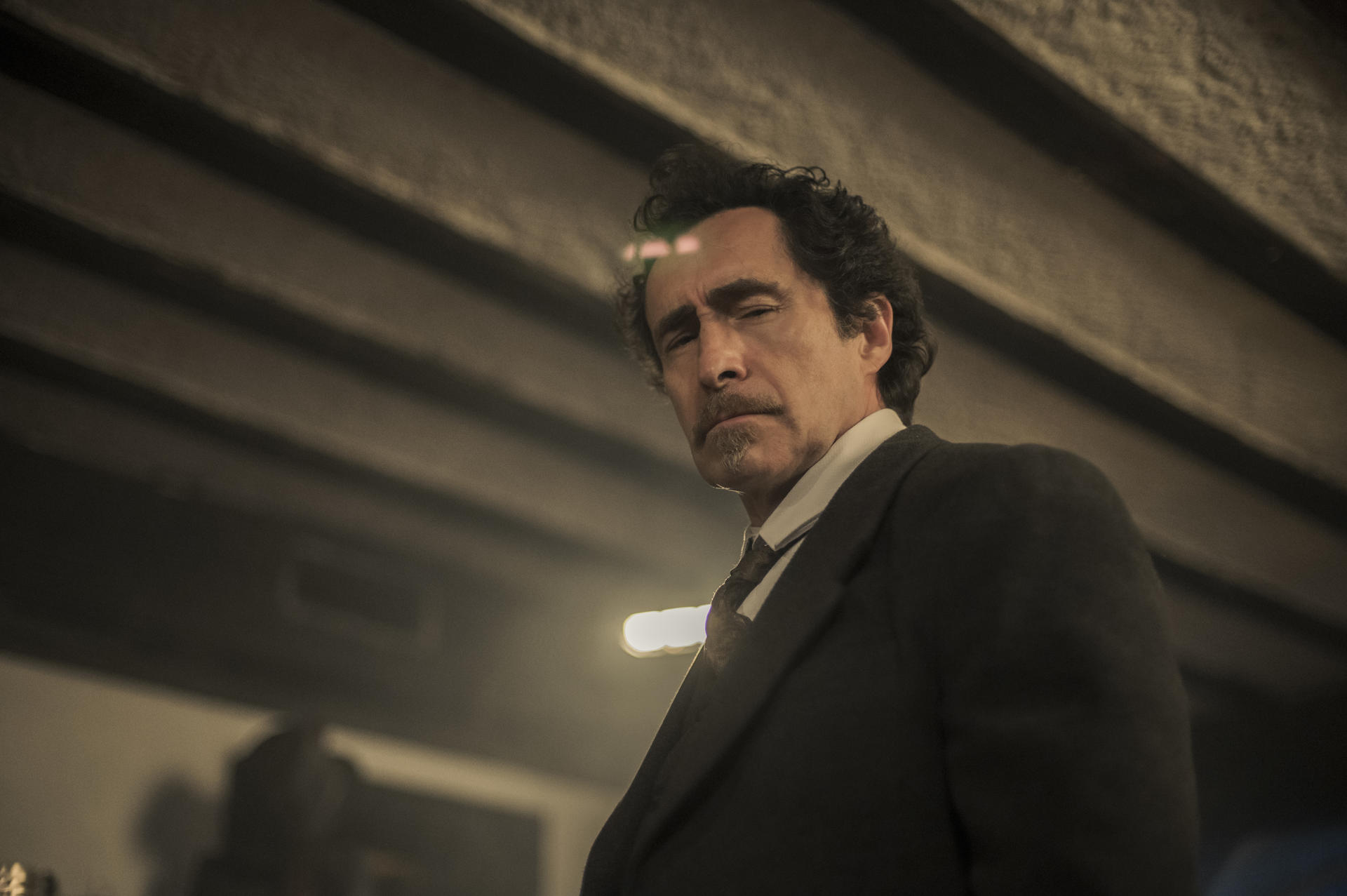 Fotograma cedido por Vix que muestra a Demián Bichir durante una escena de un capítulo de la serie 'El dentista', la cual se estrena en la plataforma el próximo 19 de septiembre. EFE/ Vix