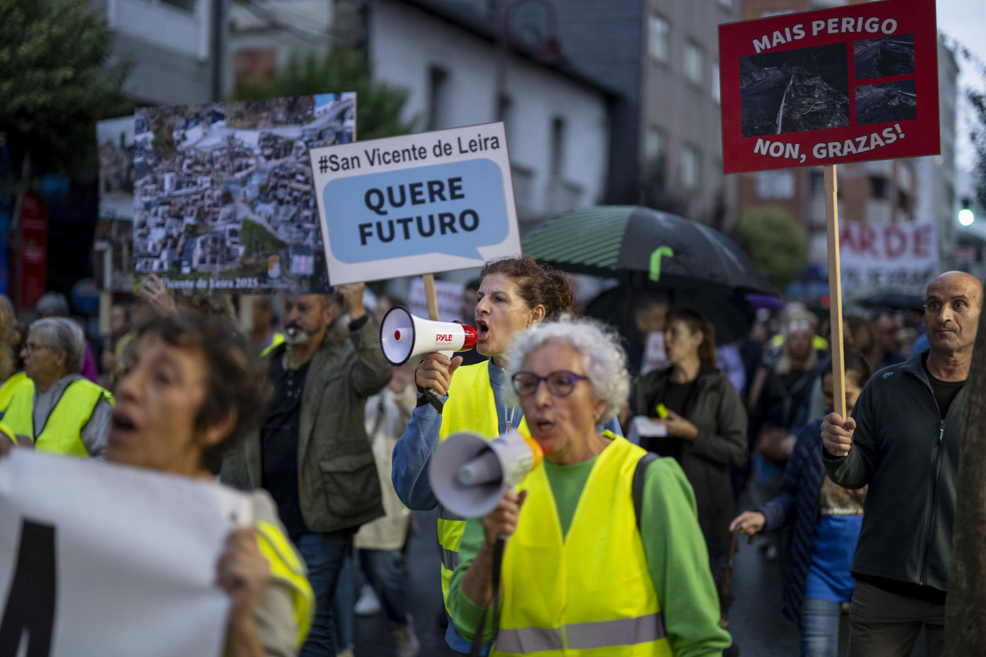 Vecinos de Valdeorras salen a la calle para reclamar respeto y futuro tras los incendios este jueves, en el municipio gallego. EFE/ Brais Lorenzo