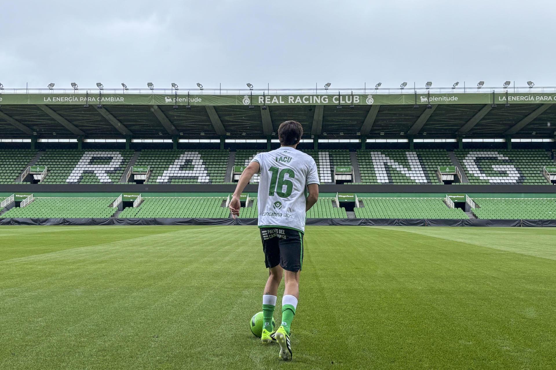 El nuevo central uruguayo del Real Racing Club, Facu González, durante su presentación como nuevo futbolista verdiblanco, este miércoles, en los Campos de Sport. EFE / Kike Serrano Mirones