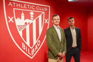 El presidente y el director de fútbol del Athletic de Bilbao Jon Uriarte (i) y Mikel González respectivamente, antes de la rueda de prensa donde hablaron del caso Laporte, la Liga de Campeones entre otros temas del actualidad del club bilbaíno. EFE/Luis Tejido