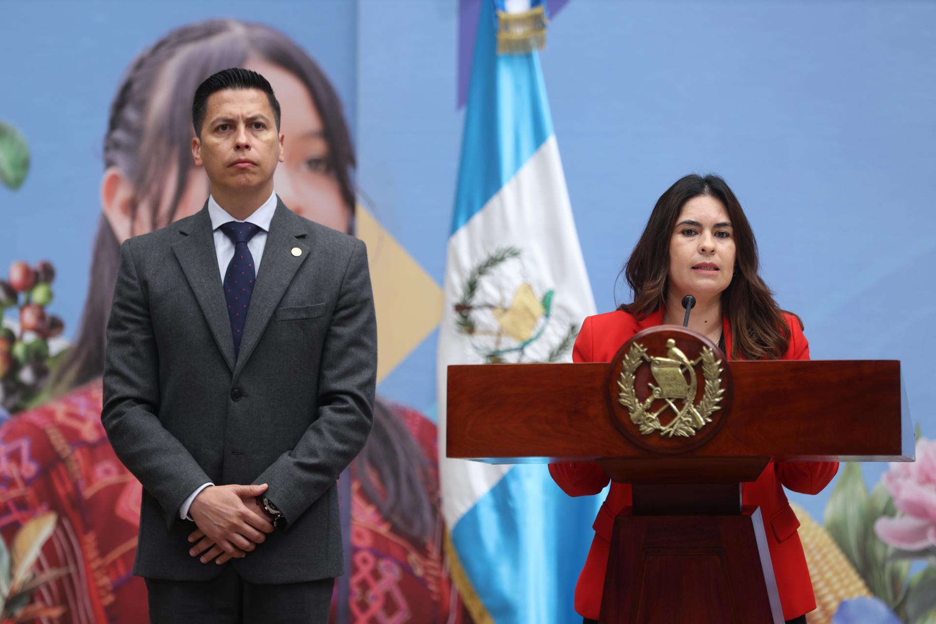 La viceministra de Gobernación (Interior), Claudia Palencia (d), habla en una rueda de prensa este lunes, en el Palacio Nacional de la Cultura en Ciudad de Guatemala (Guatemala). EFE/ Mariano Macz
