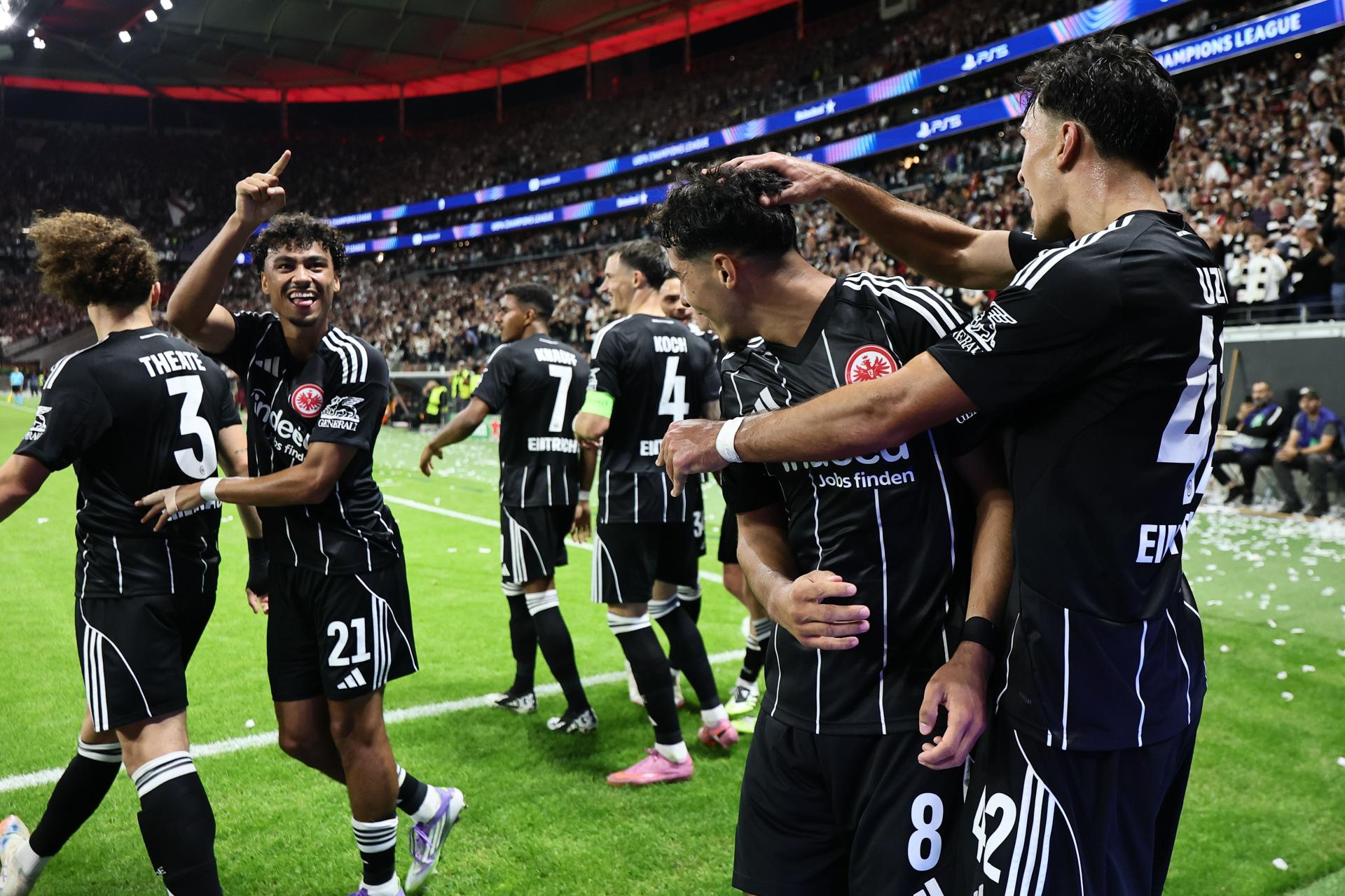 Los jugadores del Eintracht Frankfurt celebran un gol durante el partido de la fase liga de la UEFA Champions League que han jugado Eintracht Frankfurt y Galatasaray en Frankfurt, Alemania. EFE/EPA/RONALD WITTEK
