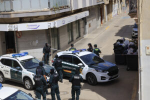 Un hombre permanece atrincherado, y posiblemente armado, en una vivienda de la localidad valenciana de Alfafar desde que la noche de este lunes mantuviera una discusión con un vecino y le hiriera gravemente de tres disparos de escopeta. EFE/ Kai Forsterling
