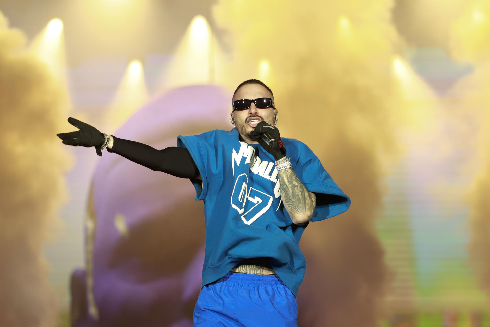 El cantante colombiano J Balvin durante su presentación este domingo, en el festival de música 'The Town' en Sao Paulo (Brasil). EFE/ Sebastião Moreira