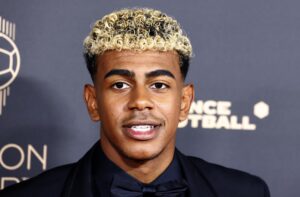 El futbolista español del F.C. Barcelona Lamine Yamal llega a la gala del Balón de Oro, que se celebra este lunes en el Theatre du Chatelet de París. EFE/ Mohammed Badra