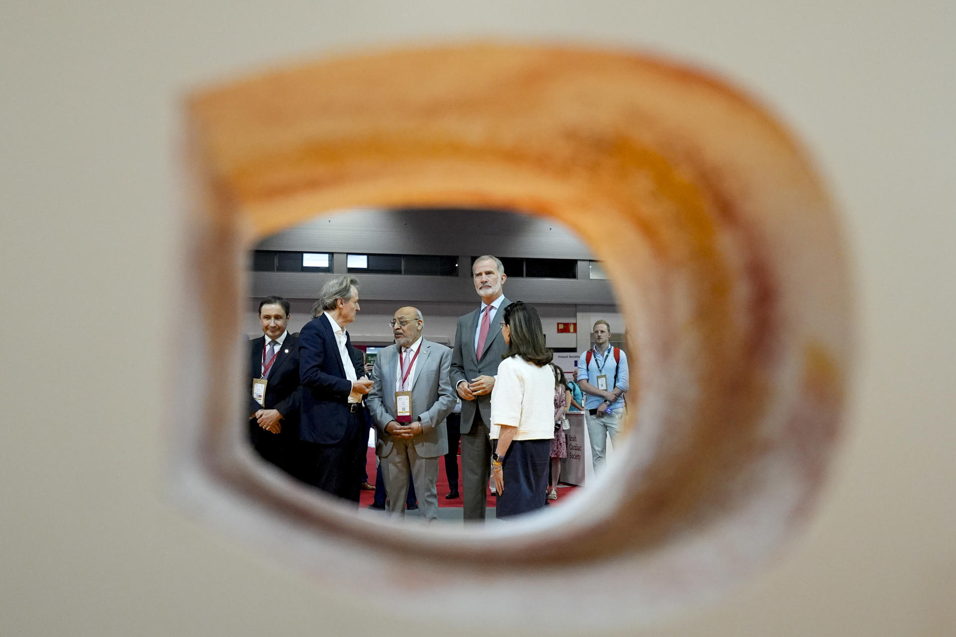 El rey Felipe VI (c) asiste al Congreso anual de la Sociedad Europea de Cardiología que se celebra en Madrid bajo el título 'El corazón y la sociedad' en Ifema, Madrid este lunes. EFE/ Borja Sanchez Trillo