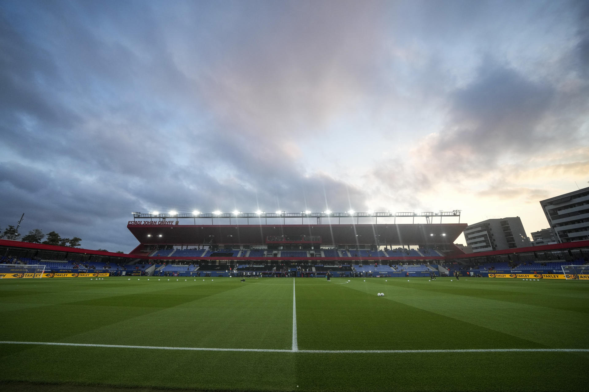 Estadio Johan Cruyff, con un aforo de 6.000 espectadores, donde el Barcelona y el Valencia cerrarán este domingo la cuarta jornada de LaLiga EA Sports. EFE/Alejandro García