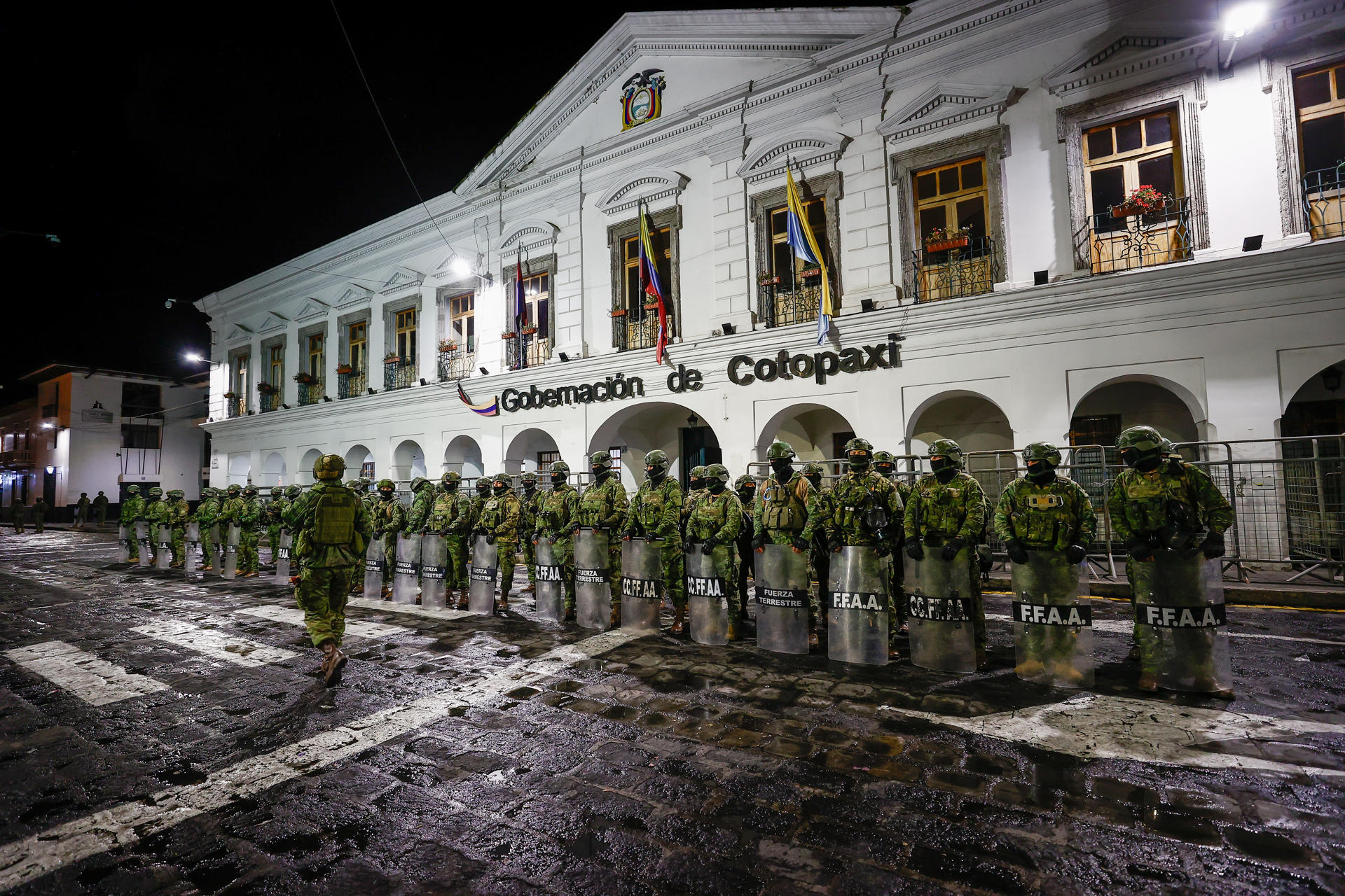 Integrantes del Comando Conjunto de las Fuerzas Armadas de Ecuador custodian la Gobernación de Cotopaxi este domingo, en Latacunga (Ecuador). EFE/ José Jácome
